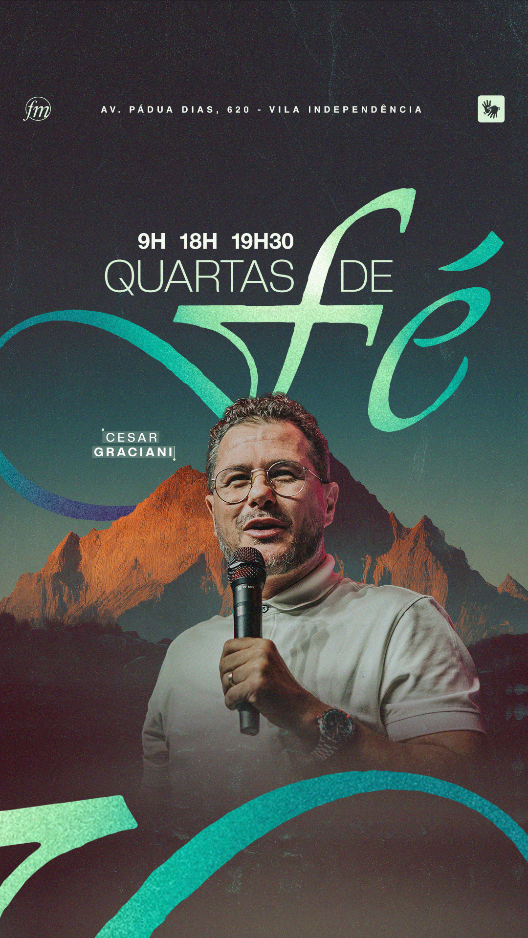 Arte para story de Quartas de Fé, com homem de camisa clara segurando microfone, logo em azul e verde e montanhas ao fundo.
