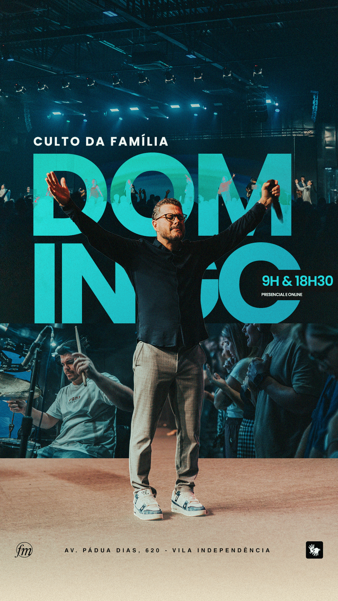 Arte para Culto da Família de domingo, com letras grandes em turquesa sobre fotografias do palco e da congregação.