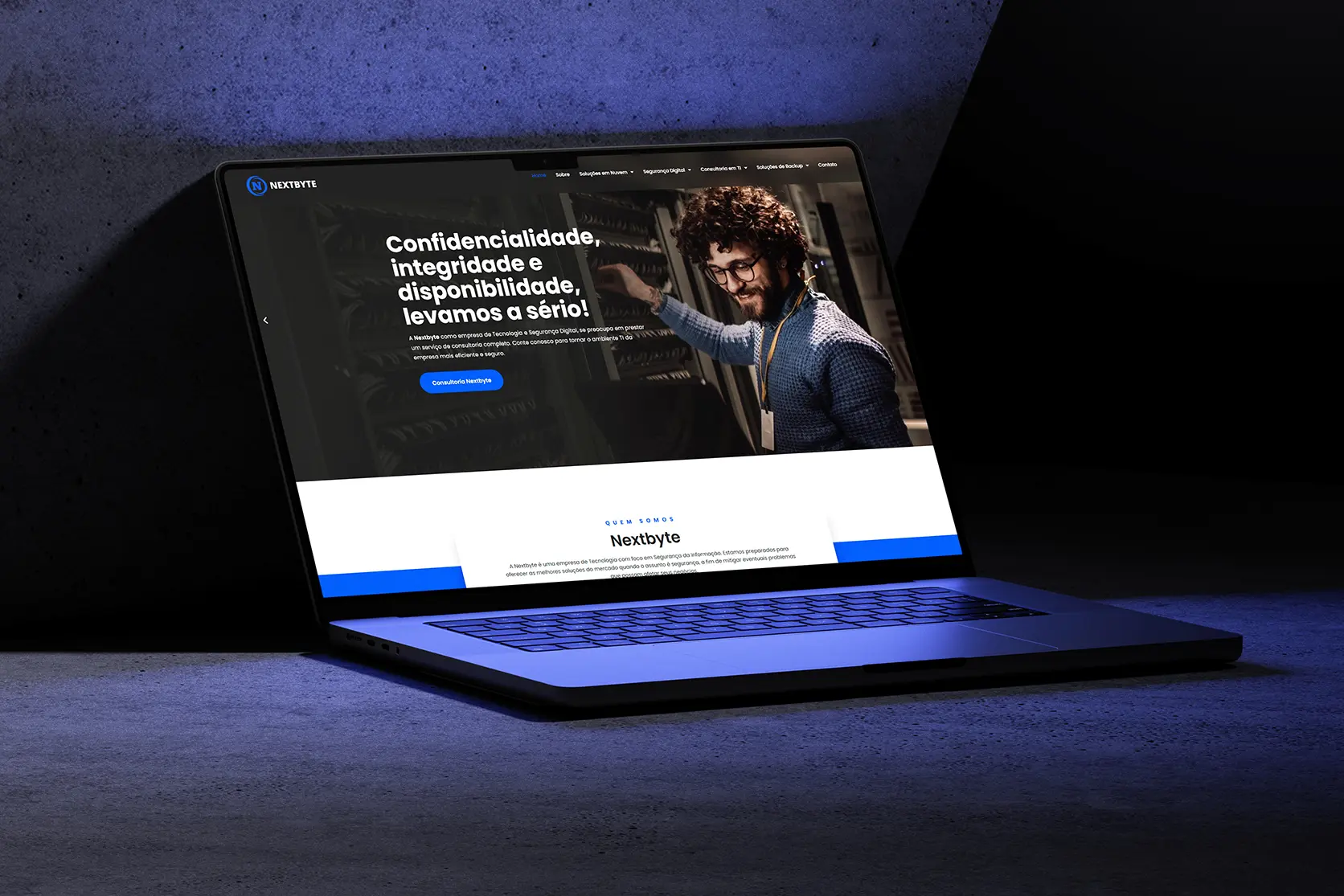 Site Nexbyte Technology apresentado na tela de um MacBook, com design e desenvolvimento por Danilo Fernandes.